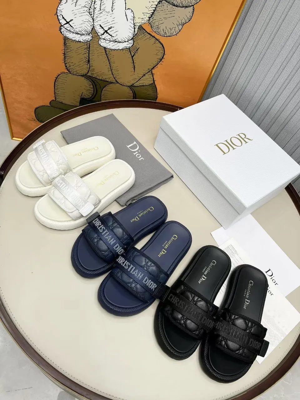 👟👟Ex-factory price 420👟👟 Dior Dior high version slippers, 👏👏2025 new classic model 🔥purchasing level qualityhot-selling thick-soled slippers in foreign counters💋———————————— Upper➕Inner: Original customized special electric embroidery material, Sole: Original mold 1.1 (lightweight) Bottom thickness: heel 5cm, forefoot 3cm, size 35-40 (with full set of packaging, cloth bag handbag, card instructions). You are welcome to place an order in advance, first come first served. Win-win cooperation.